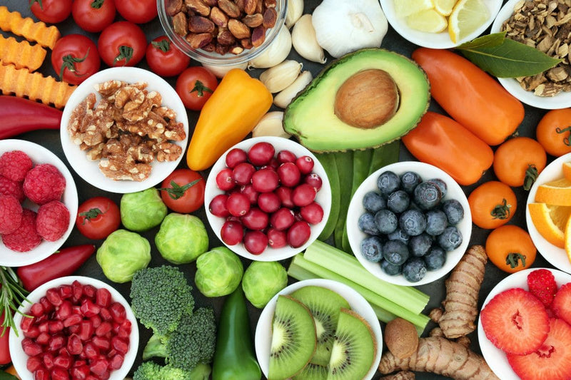 Varios alimentos que contem vitaminas e minerais.