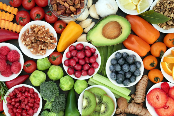 Varios alimentos que contem vitaminas e minerais.