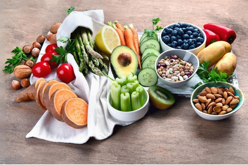 Varios alimento encima da mesa